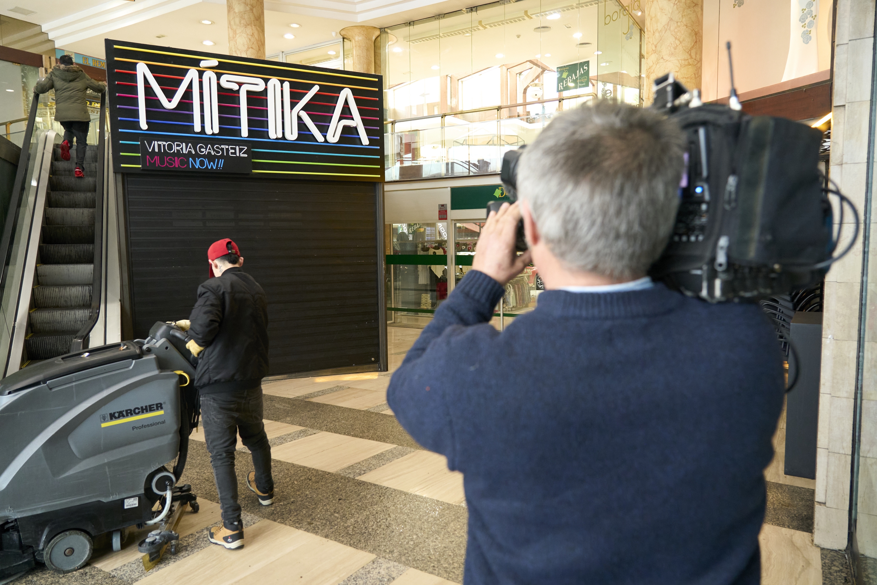 Gasteizko Mitika aretoaren sarrera, itxita. L.RICO / EFE