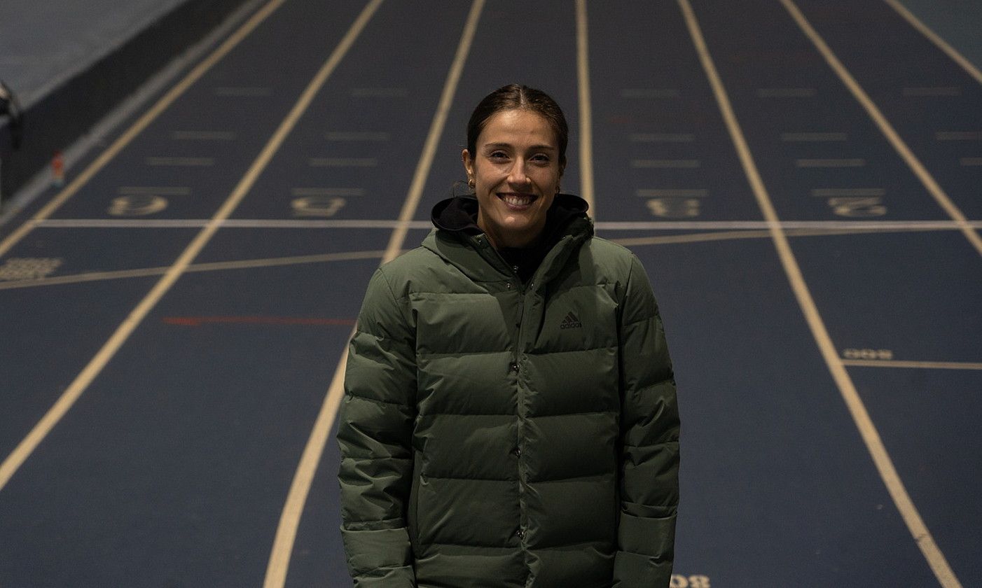 Teresa Errandonea atleta Donostiako belodromoan. Bertan entrenatzen da eguraldi txarra dagoenean. JAGOBA MANTEROLA / FOKU.