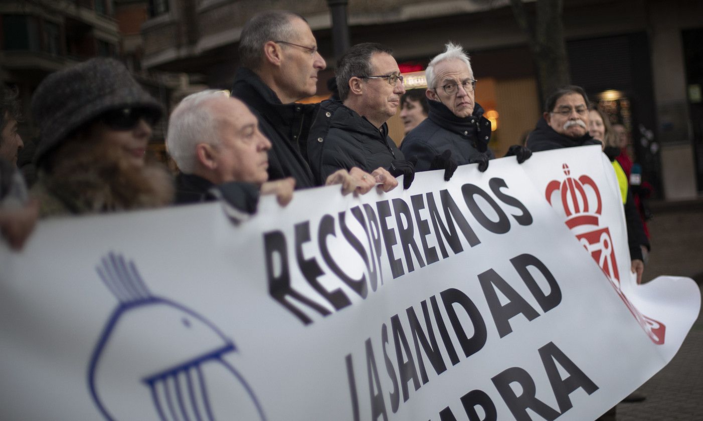 Sindikatu Medikoko kideak, atzo, greba hasi aurreko elkarretaratze batean. VILLAR LOPEZ / EFE. Sindikatu Medikoko kideak, atzo, greba hasi aurreko elkarretaratze batean. VILLAR LOPEZ / EFE.