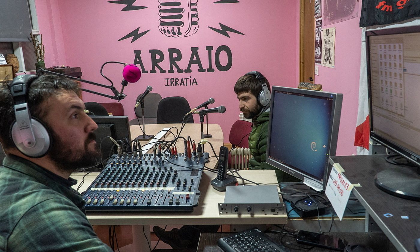 Arraio irratiko bi kide, Zarauzko gaztetxe berrian. ANDONI CANELLADA / FOKU.