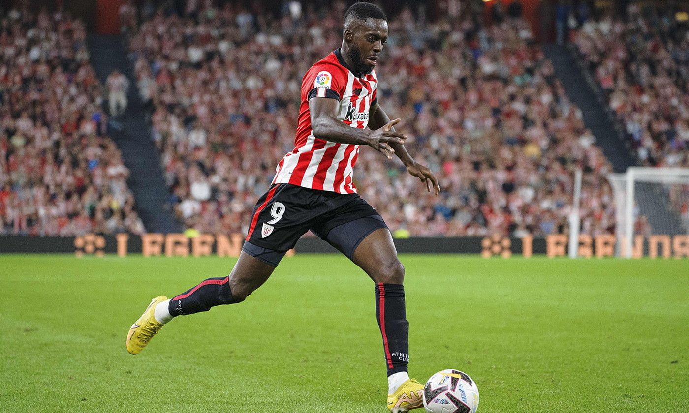 Iñaki Williams baloiarekin, denboraldi honetan San Mamesen Atletico Madrilen aurka jokatutako partidan. ARITZ LOIOLA / FOKU. Iñaki Williams baloiarekin, denboraldi honetan San Mamesen Atletico Madrilen aurka jokatutako partidan. ARITZ LOIOLA / FOKU.