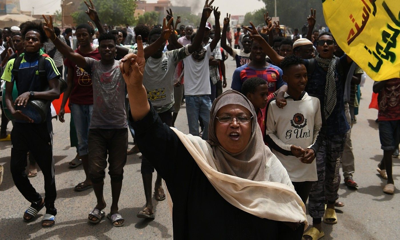 Sudango manifestari talde bat, armadak protesten kontra erabili duen indarkeria salatzeko mobilizazio batean, iazko ekainean, Khartumen. ELA YOKES / EFE. Sudango manifestari talde bat, armadak protesten kontra erabili duen indarkeria salatzeko mobilizazio batean, iazko ekainean, Khartumen. ELA YOKES / EFE.