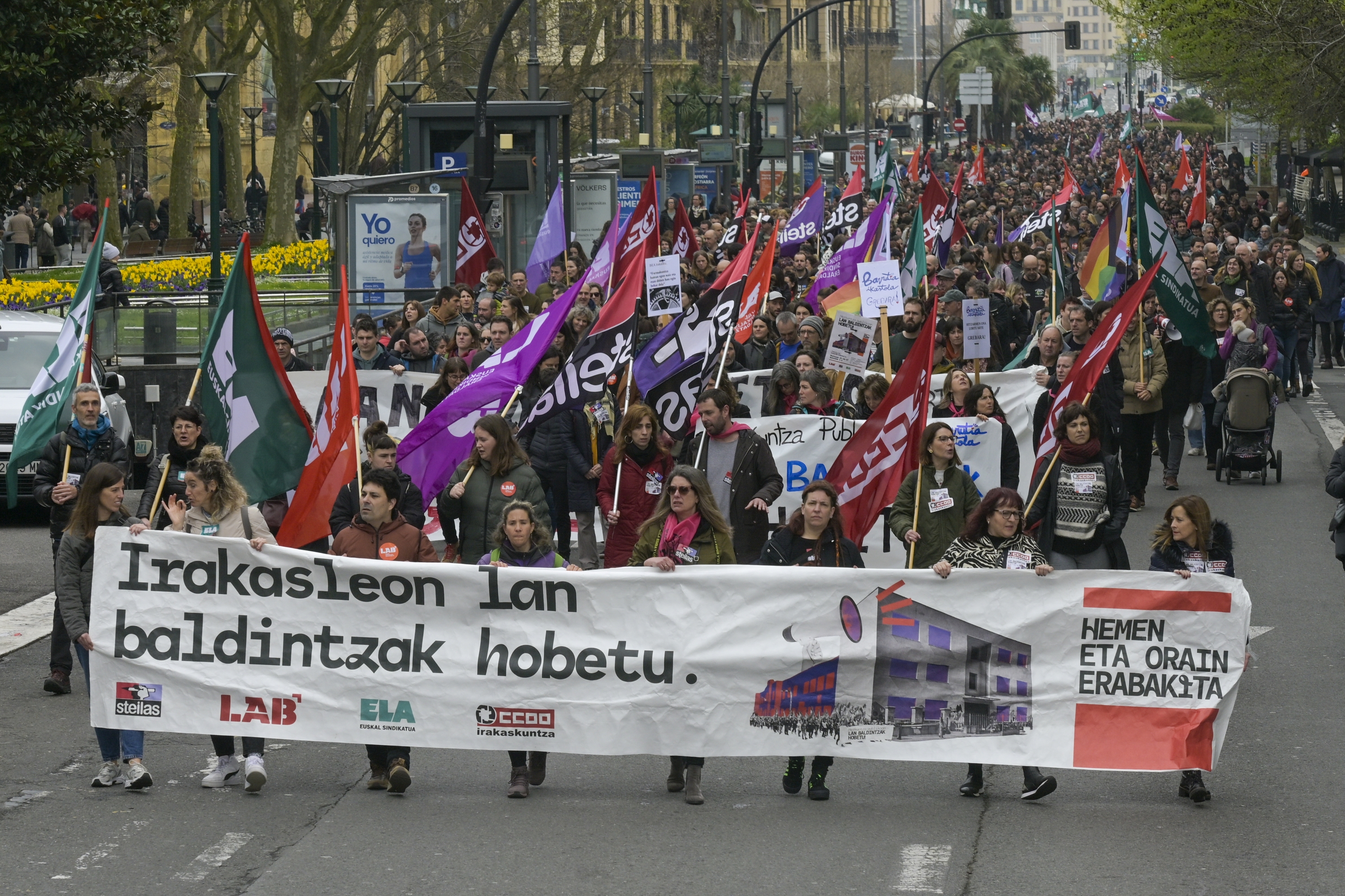 Arabako, Bizkaiko eta Gipuzkoako hezkuntza publikoko irakasleen protesta, gaur, Donostiako Bulebarrean. GORKA RUBIO / FOKU