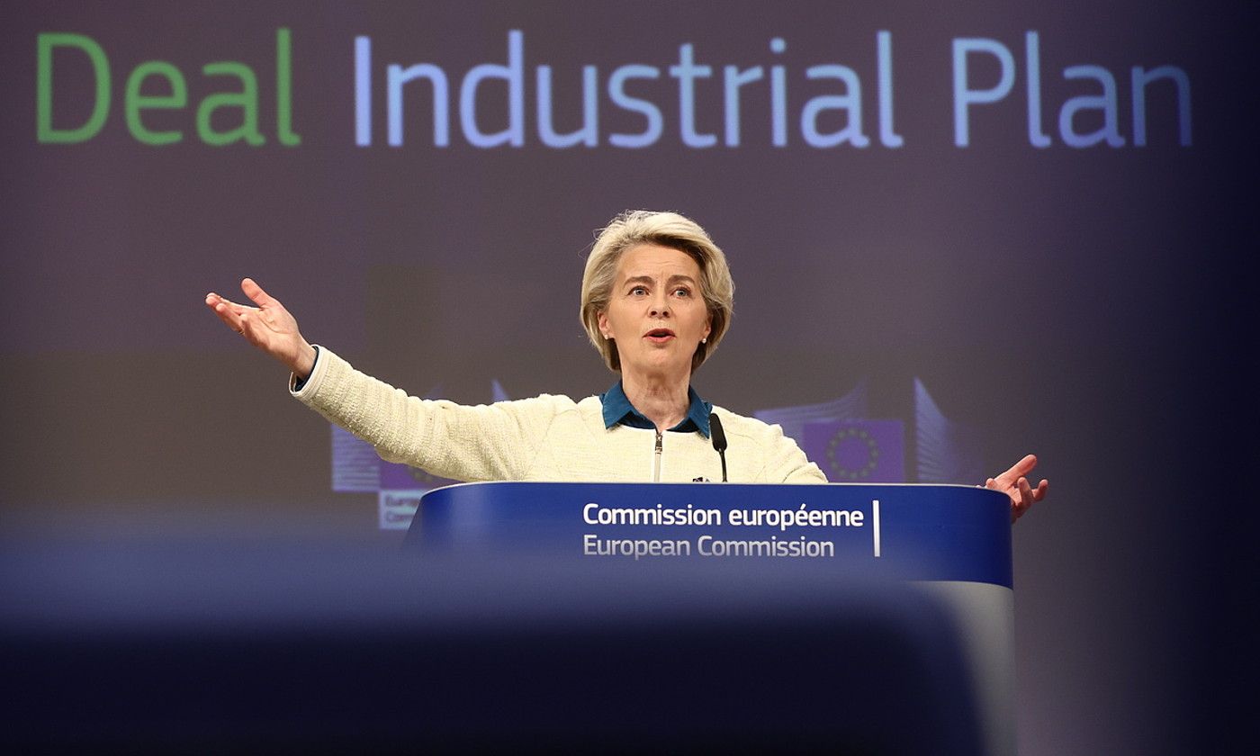 Ursula von der Leyen Europako Batzordeko presidentea, atzo Bruselan egindako agerraldian. STEPHANIE LECOCQ / EFE.