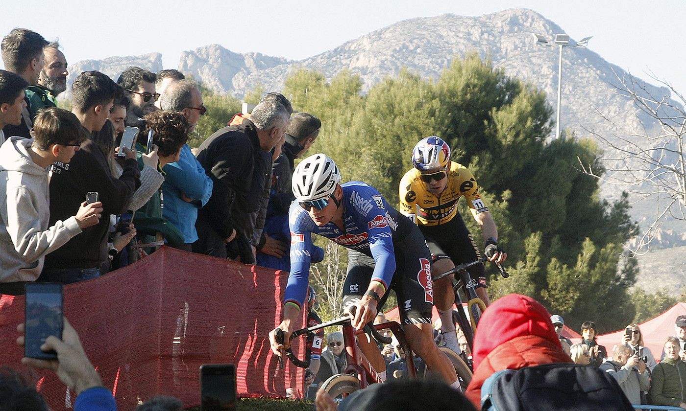 Mathieu van der Poel eta Wout van Aert, lehian, Benidormen jokatutako Munduko Kopako proban. MORELL / EFE.