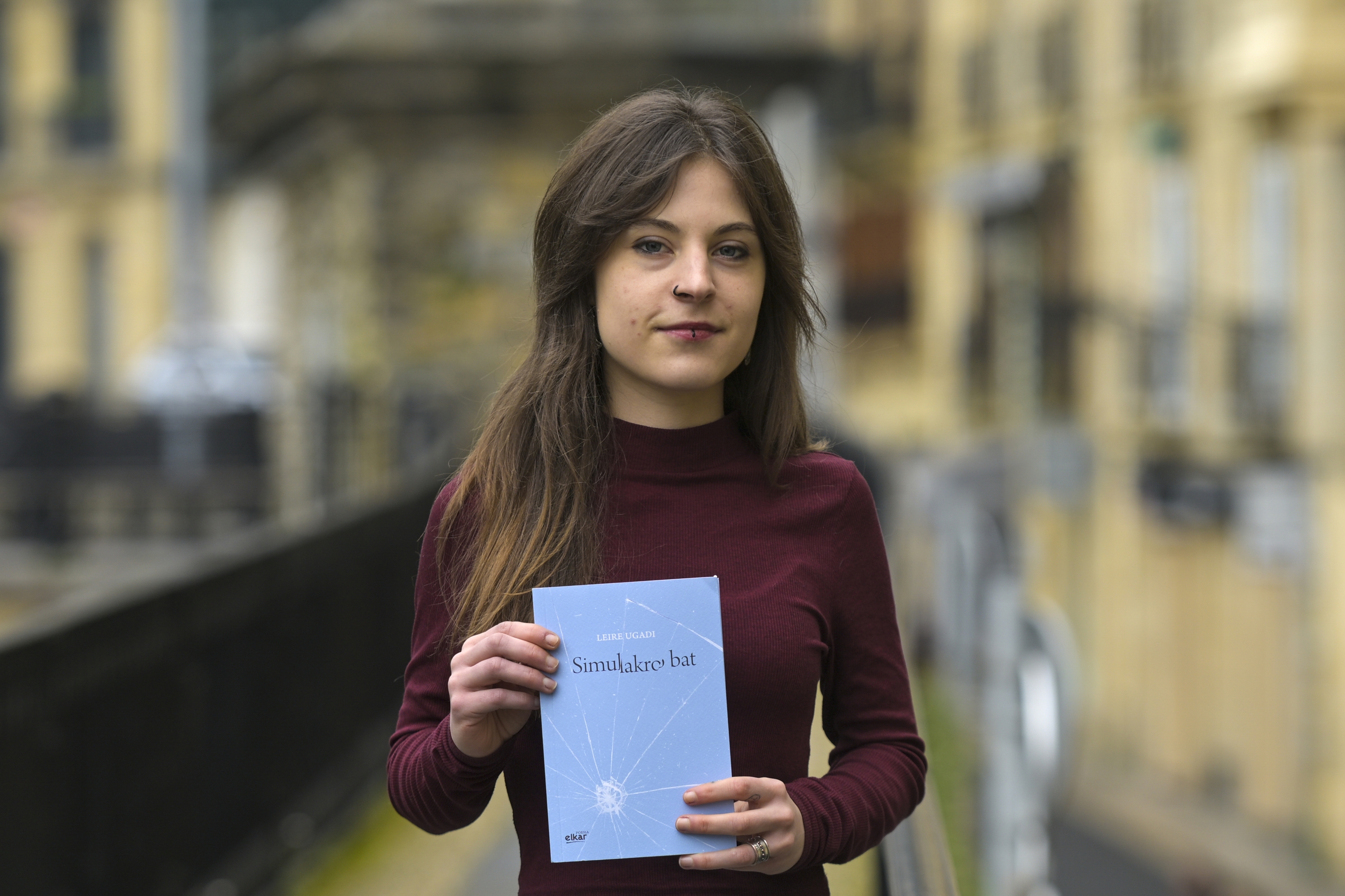 Leire Ugadi, Donostian, 'Simulakro bat' liburua eskuetan duela. GORKA RUBIO / FOKU