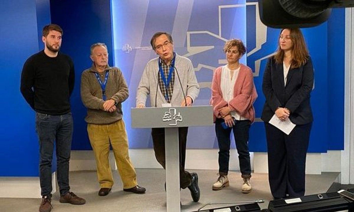 Osasun Bidasoa plataformako ordezkariak, atzo, Eusko Legebiltzarrean. BERRIA. Osasun Bidasoa plataformako ordezkariak, atzo, Eusko Legebiltzarrean. BERRIA.