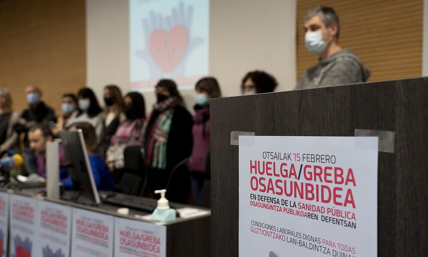 LAB, SAE, UGT, ELA eta CCOOko ordezkariak, atzo, Iruñean. IÑIGO URIZ / FOKU. LAB, SAE, UGT, ELA eta CCOOko ordezkariak, atzo, Iruñean. IÑIGO URIZ / FOKU.