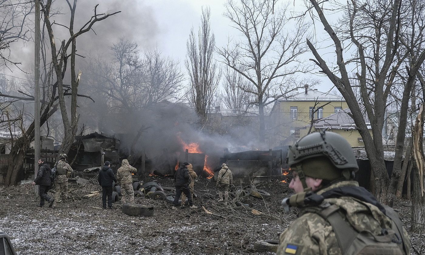 Ukrainako armadako soldaduak, atzo, Kramatorsken, goizaldean Errusiak jaurtitako misilek eragindako hondakinen artean. SERGEI XESTAK / EFE.