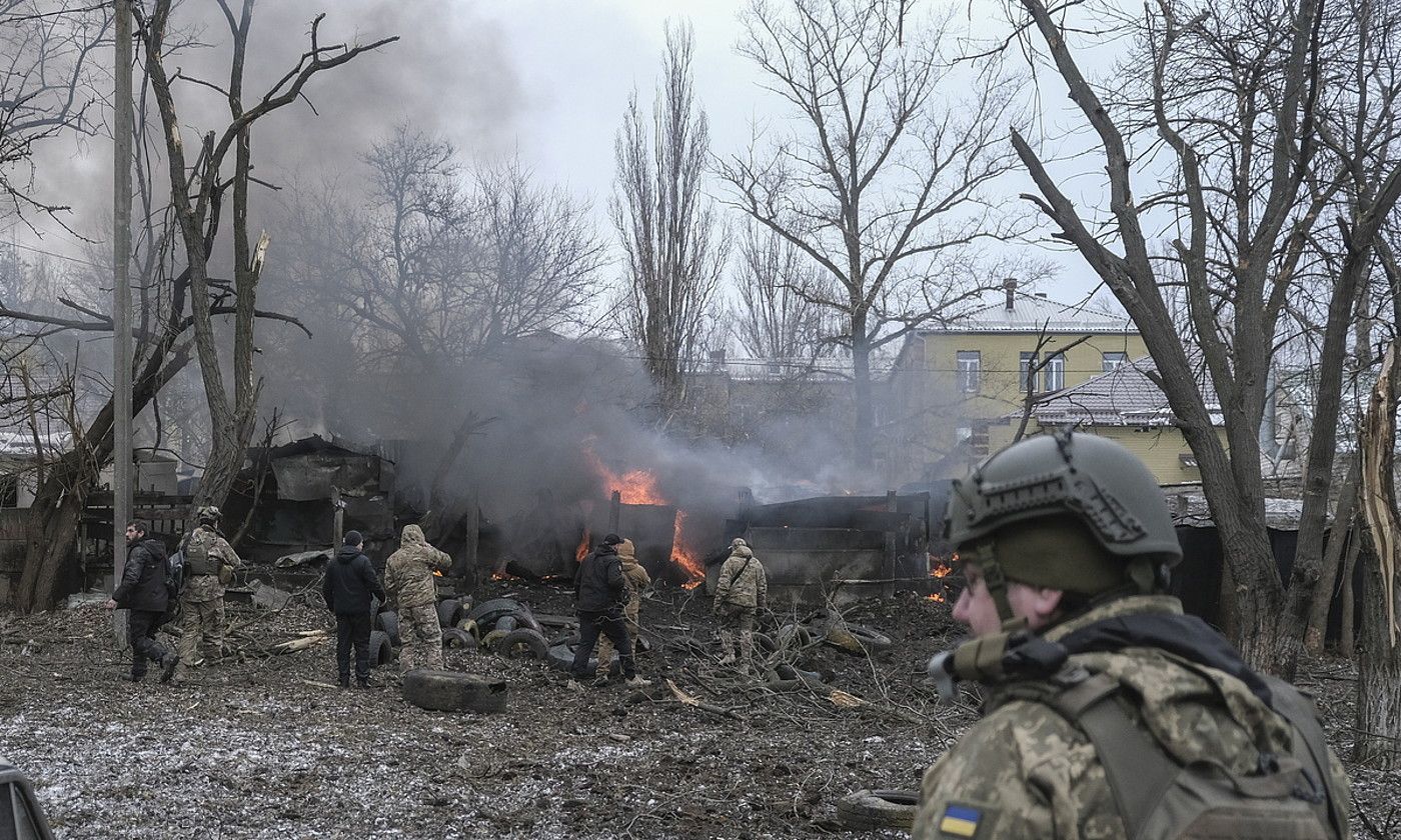 Ukrainako armadako soldaduak, atzo, Kramatorsken, goizaldean Errusiak jaurtitako misilek eragindako hondakinen artean. SERGEI XESTAK / EFE. Ukrainako armadako soldaduak, atzo, Kramatorsken, goizaldean Errusiak jaurtitako misilek eragindako hondakinen artean. SERGEI XESTAK / EFE.
