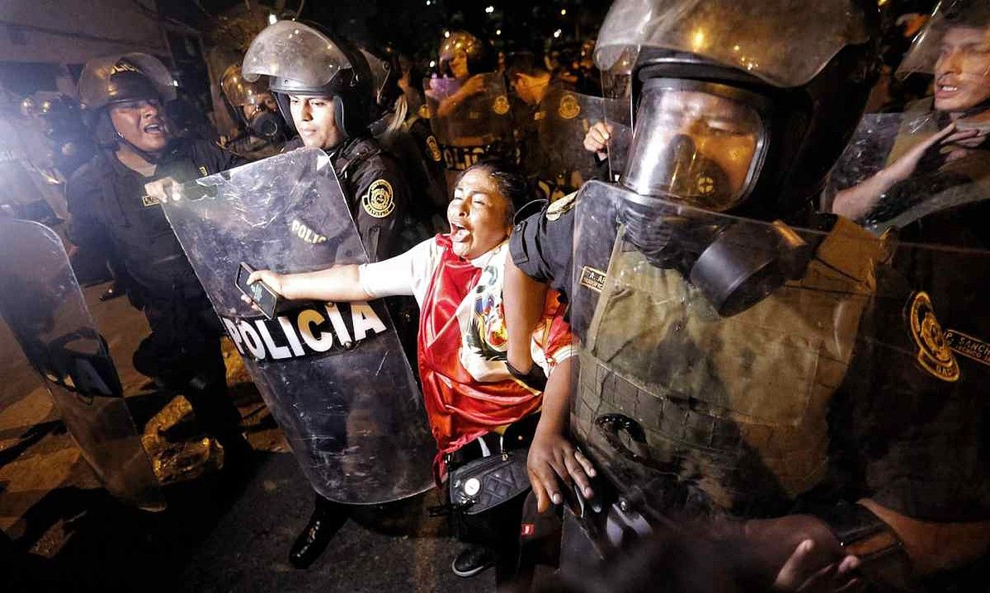 Peruko Polizia herritar bat atxilotzen, Boluarteren aurkako manifestazio batean, herenegun, Liman. ANTONIO MELGAREJO / EFE.