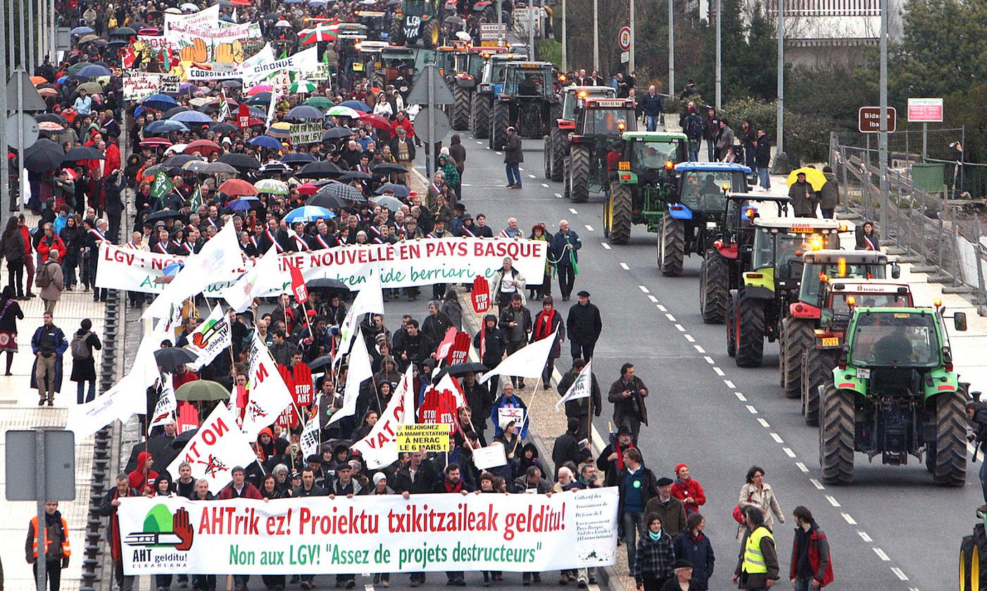 AHTaren aurka 2010ean eginiko manifestazioa, Hendaia eta Irun arteko zubian. BOB EDME.