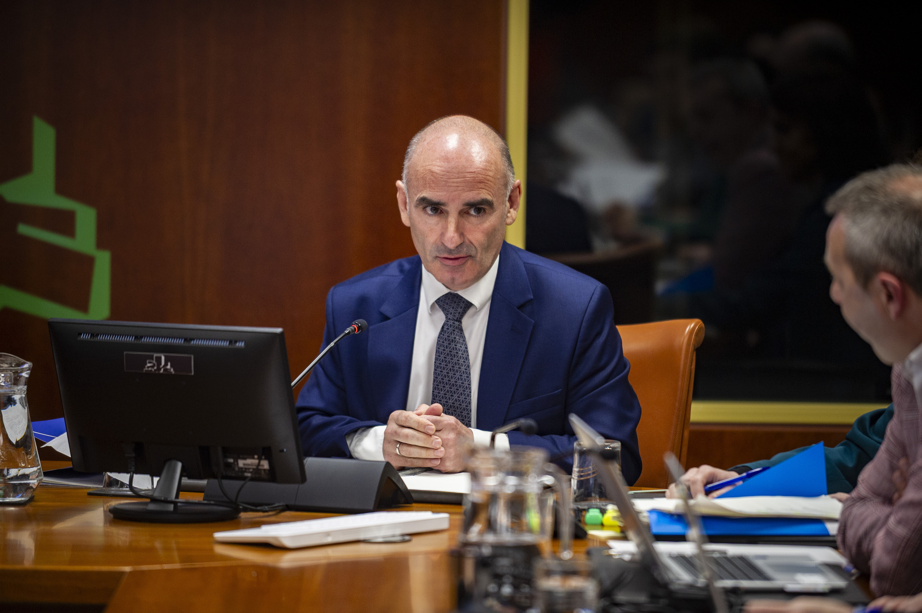 Andoni Aldekoa EITBko zuzendari nagusiaren agerraldia, atzo, Eusko Legebiltzarrean. JAIZKI FONTANEDA / FOKU