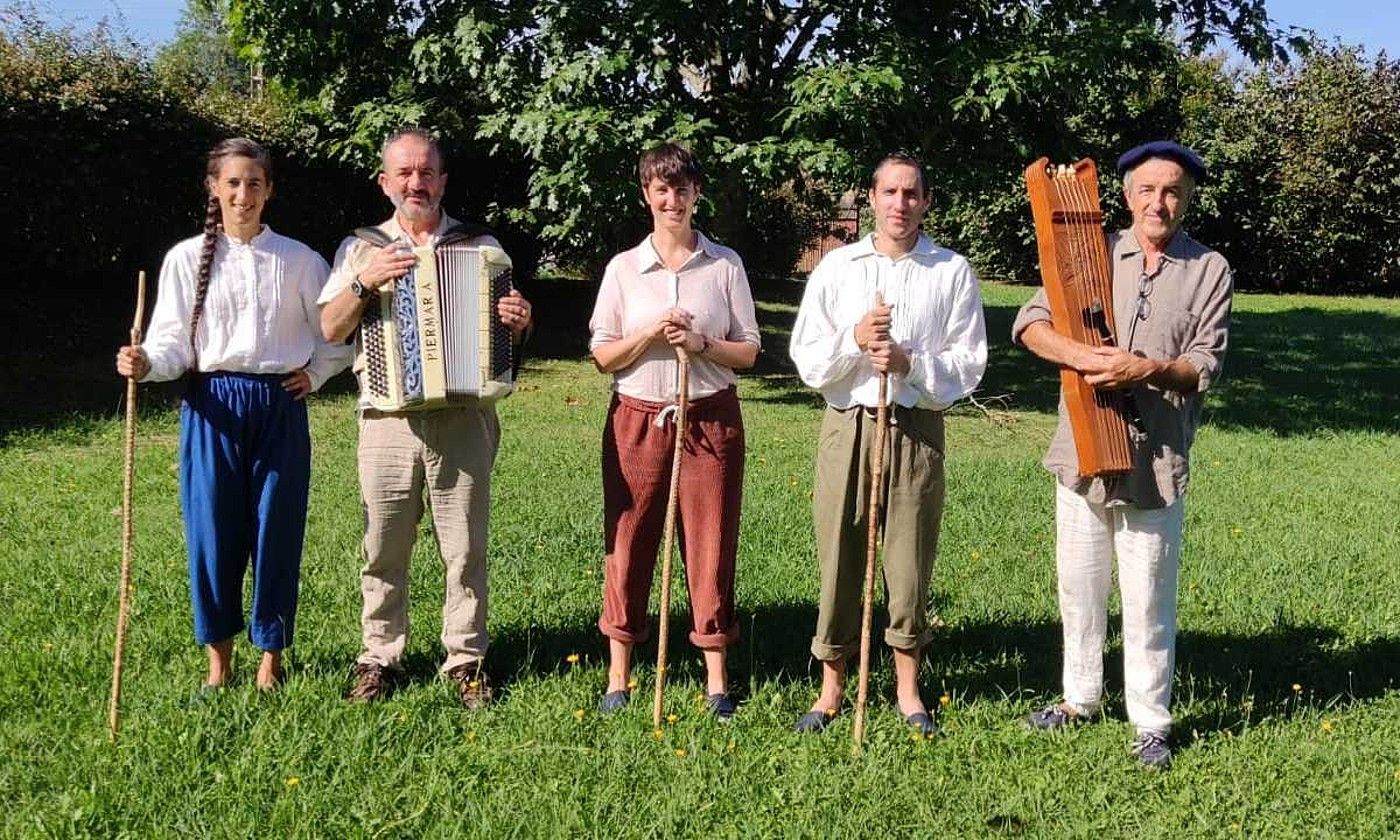 Ketariatik mundura pastoralaren bost partaideak. BERRIA.