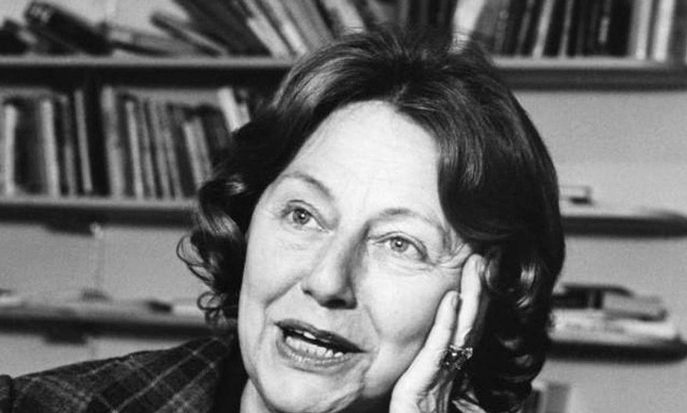 The New York Review of Books aldizkari ezagunaren sortzaileetako bat izan zen Elizabeth Hardwick. BERRIA. The New York Review of Books aldizkari ezagunaren sortzaileetako bat izan zen Elizabeth Hardwick. BERRIA.