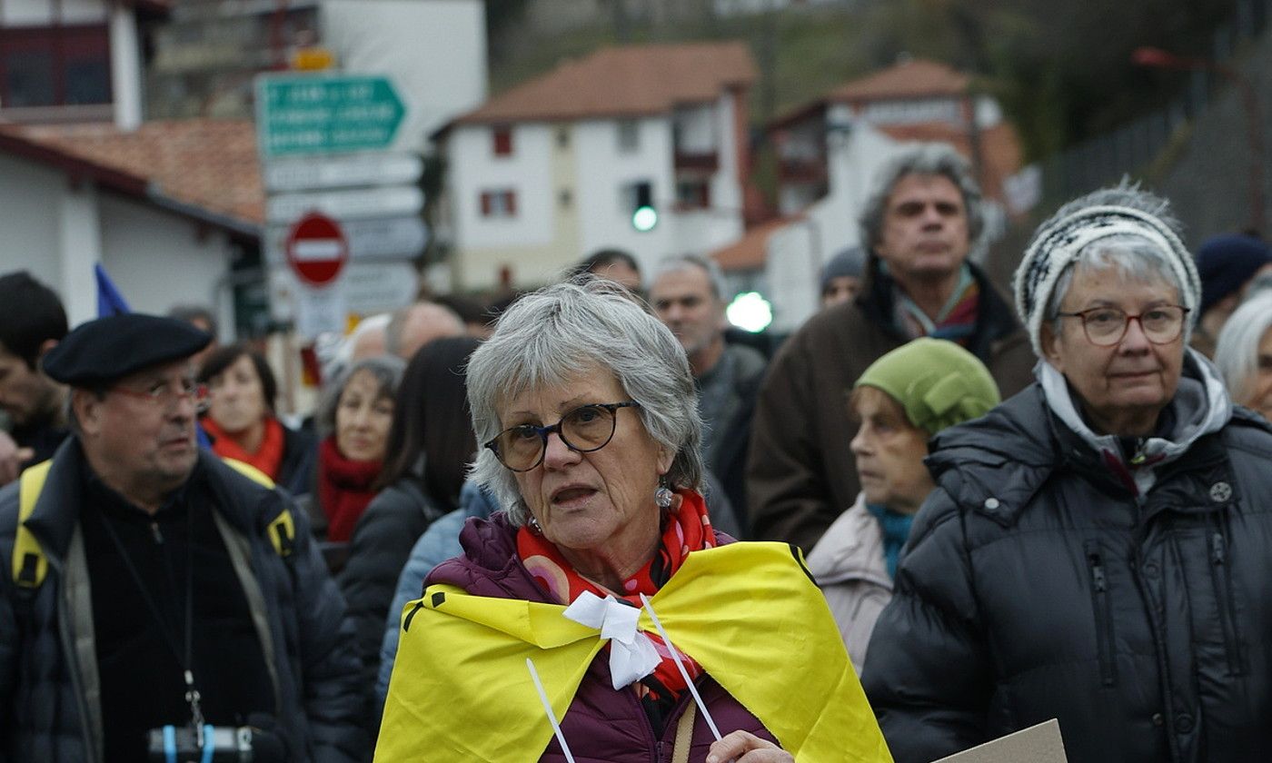 Bidasoa gurutzatzen duen Behobiako zubiko ekitaldia, atzo. M. ANDRES / FOKU. Bidasoa gurutzatzen duen Behobiako zubiko ekitaldia, atzo. M. ANDRES / FOKU.