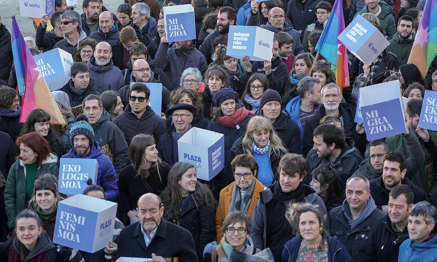 350 lagunek baino gehiagok bete dute Burlatako Plaza Hutsa. SORTU.