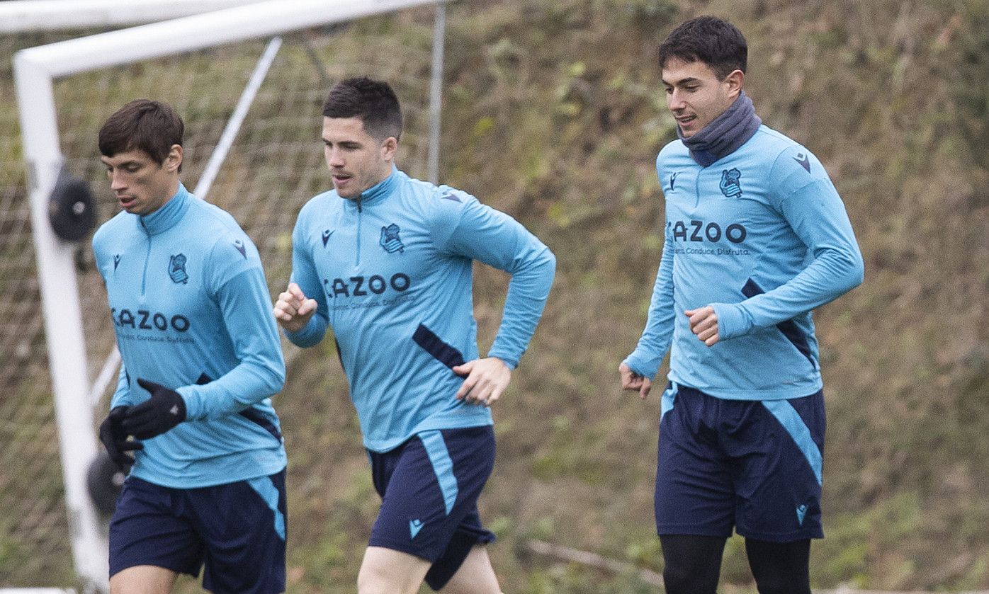 Robin Le Normand, Igor Zubeldia eta Martin Zubimendi, sasoi honetako entrenamendu batean. JAVIER ETXEZARRETA / EFE. Robin Le Normand, Igor Zubeldia eta Martin Zubimendi, sasoi honetako entrenamendu batean. JAVIER ETXEZARRETA / EFE.