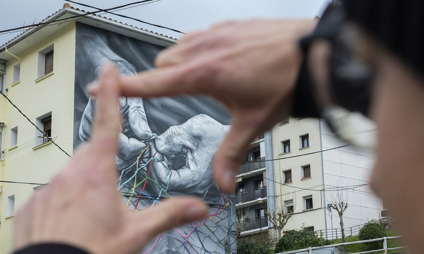 Lian Monserrate, muralaren aurrean. Ez du aurpegia erakutsi nahi izan. JON URBE / FOKU.