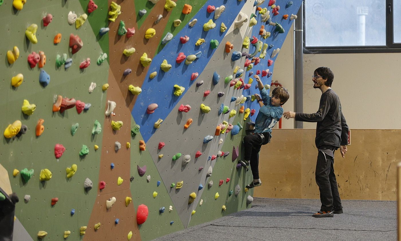 The Factory Boulderreko irakasle bat haurrekin. MAIALEN ANDRES / FOKU.