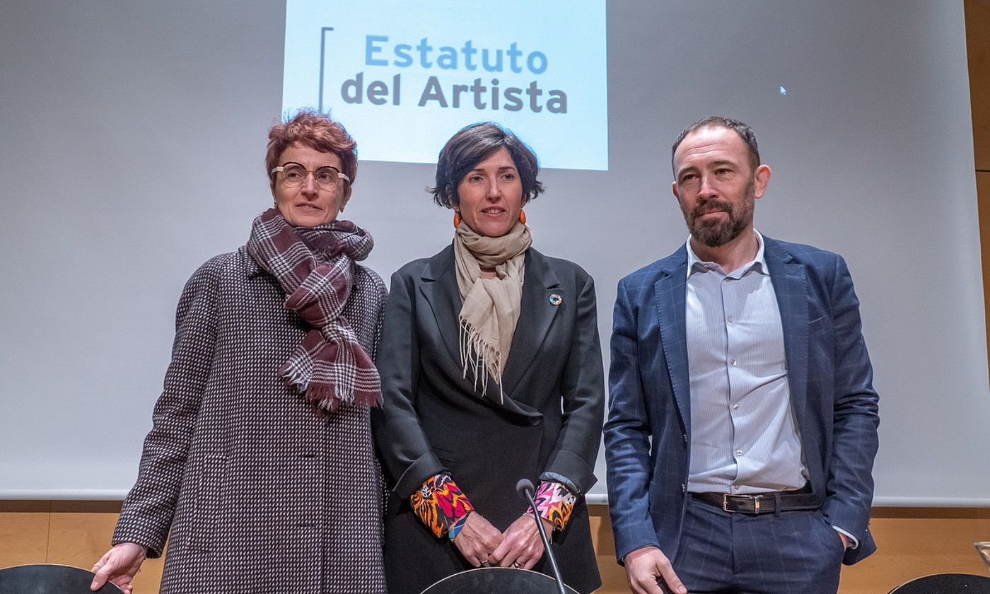Ezker-eskuin, Mari Jose Telleria, Adriana Moscoso del Prado eta Denis Itxaso, atzo, Artistaren Estatutuaren aurkezpenean. ANDONI CANELLADA / FOKU. Ezker-eskuin, Mari Jose Telleria, Adriana Moscoso del Prado eta Denis Itxaso, atzo, Artistaren Estatutuaren aurkezpenean. ANDONI CANELLADA / FOKU.
