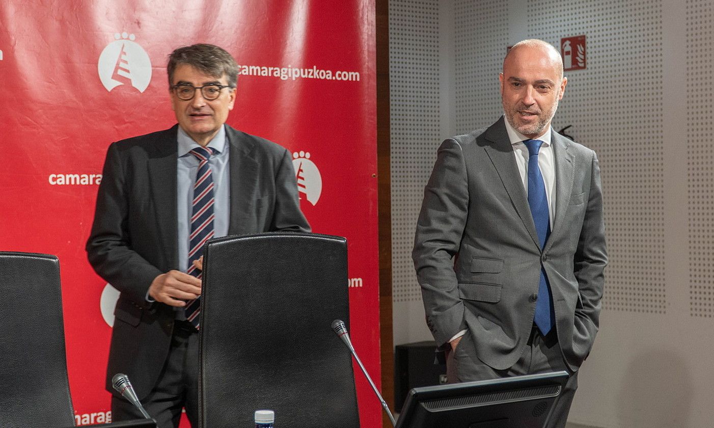 Javier Zubia Gipuzkoako Bazkundeko zuzendari nagusia eta Mauricio Arregi presidentea, atzo. ANDONI CANELLADA / FOKU.