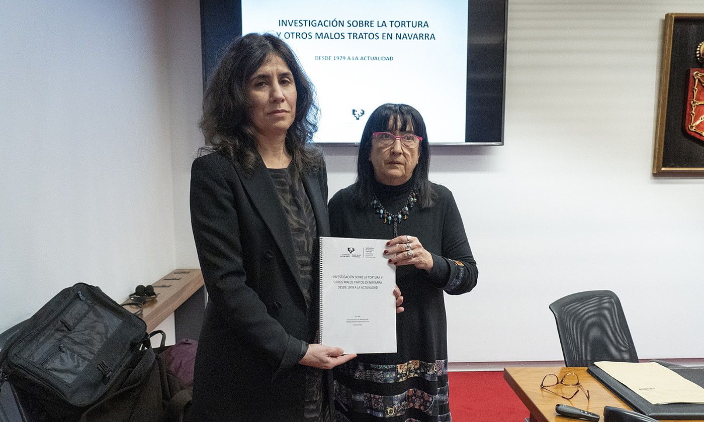 Laura Pego eta Jeanette Ruiz Kriminologiaren Euskal Institutuko kideak, iaz landutako txostena eskuetan, Nafarroako Parlamentuan. Atzo eman zuten haren edukiaren berri. IÑIGO URIZ / FOKU.