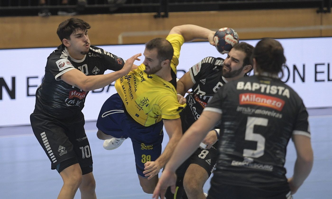 Bidasoako eta Aguas Santas Milanezako jokalariak Irunen jokatu zuten joaneko partidan . JON URBE / FOKU. Bidasoako eta Aguas Santas Milanezako jokalariak Irunen jokatu zuten joaneko partidan . JON URBE / FOKU.