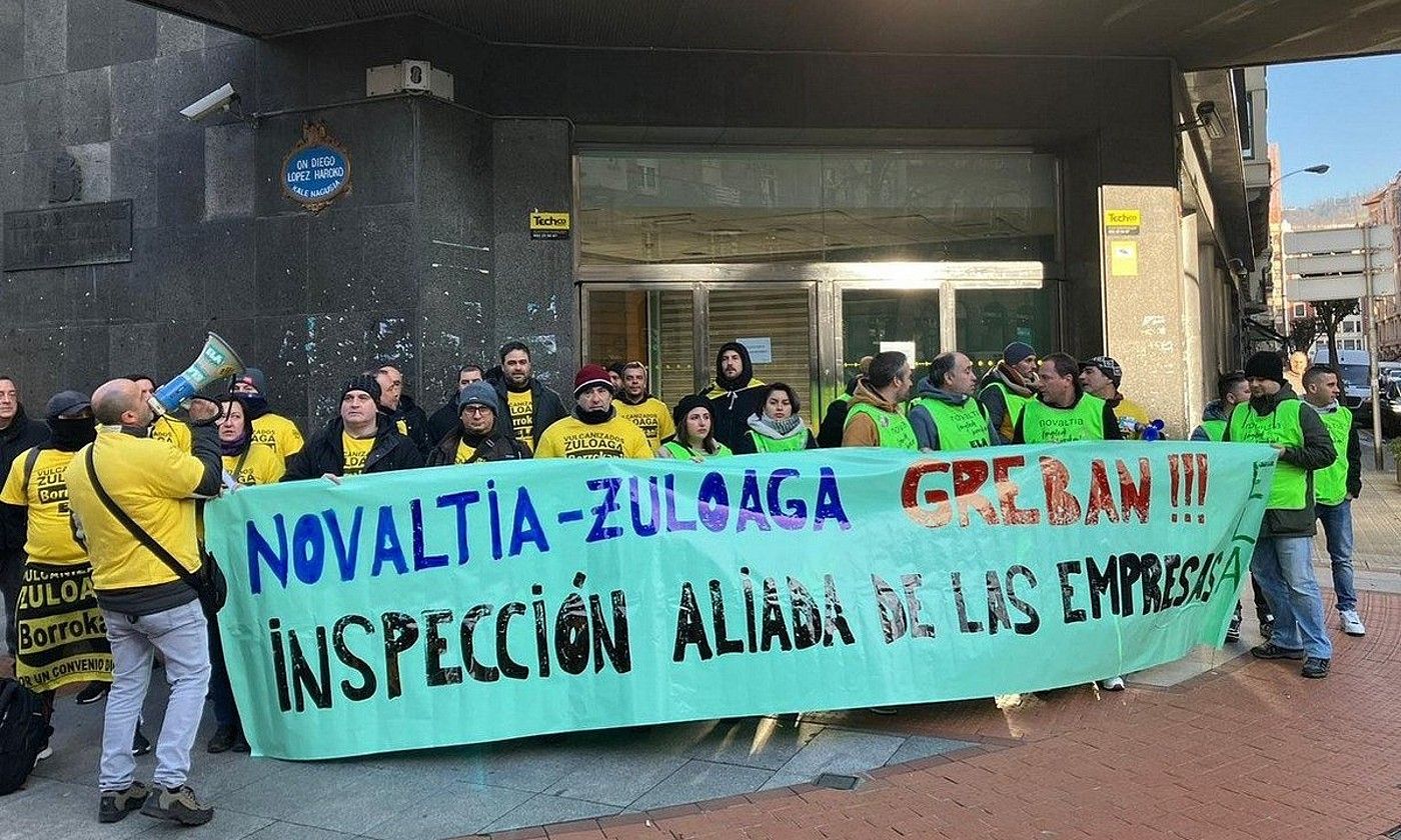 Grebalariak protestan, Lan Ikuskaritzaren Bilboko egoitzaren atarian. ELA.