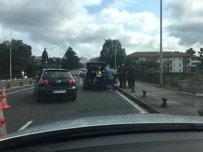 Espainiako Polizia gazteak geratzen,gaur, Santiago zubian. BERRIA