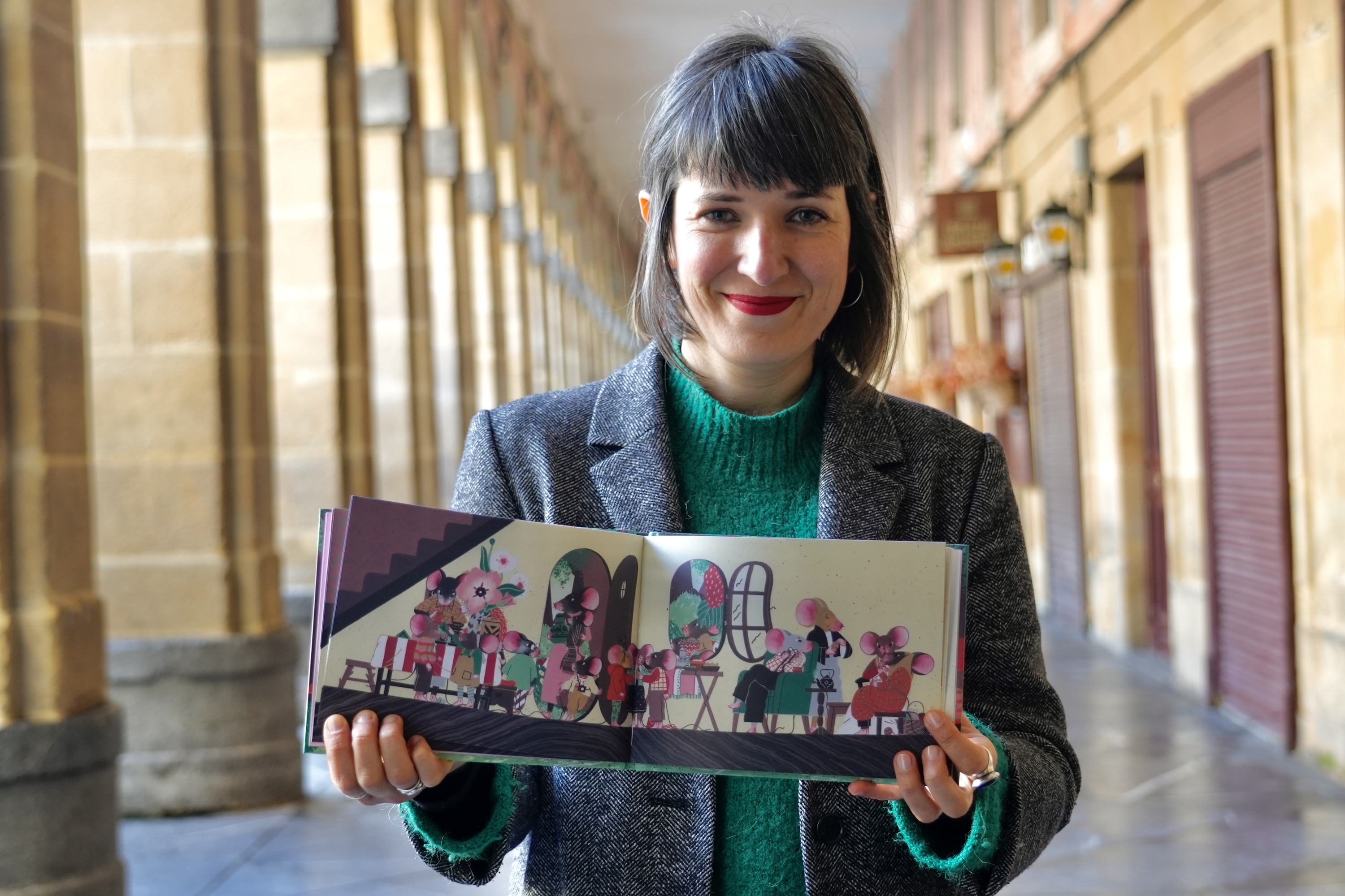 Maite Gurrutxaga, gaur, Donostian, aurkeztu berri duen 'Tapakia' albuma eskuetan duela. ANDONI CANELLADA / FOKU