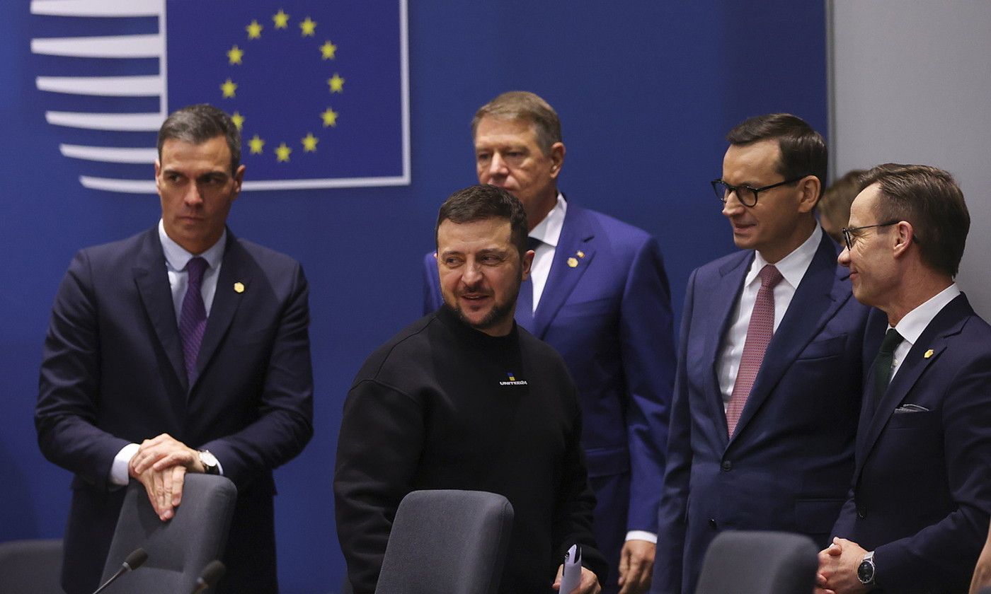 Zelenski, atzo, erdian, Sanchez (Espainia), Iohannis (Errumania), Morawiecki (Polonia) eta Kristersson (Suedia) atzean dituela. JOHANNA GERON / EFE.