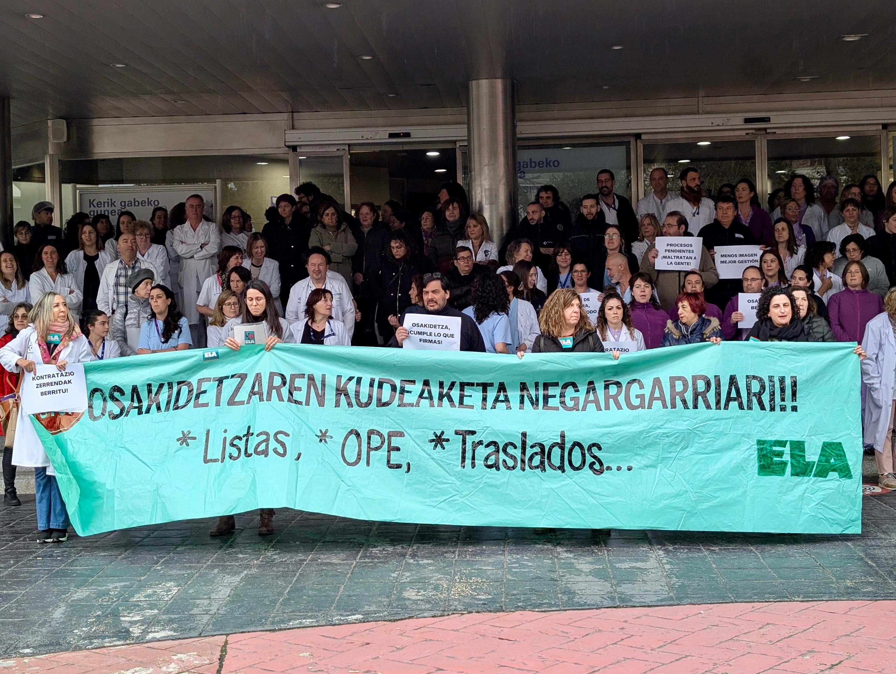 Txagorritxu ospitaleko osasun langileak, gaur, protestan. KERMAN GARRALDA ZUBIMENDI / BERRIA