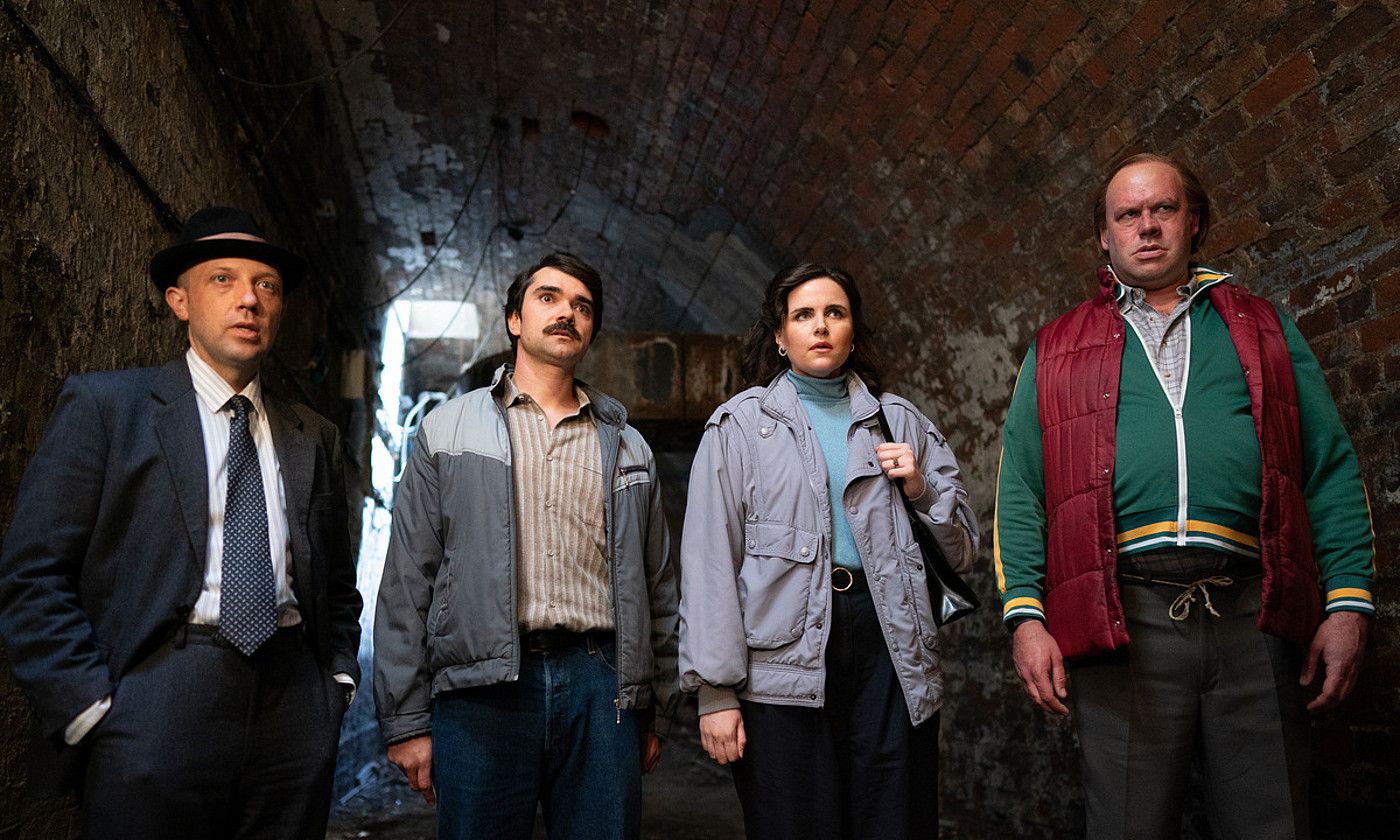 The Curse telesaileko protagonistak. Fikziozko lana da, baina benetan gertatu zen lapurreta batean dago oinarrituta. FILMIN. The Curse telesaileko protagonistak. Fikziozko lana da, baina benetan gertatu zen lapurreta batean dago oinarrituta. FILMIN.