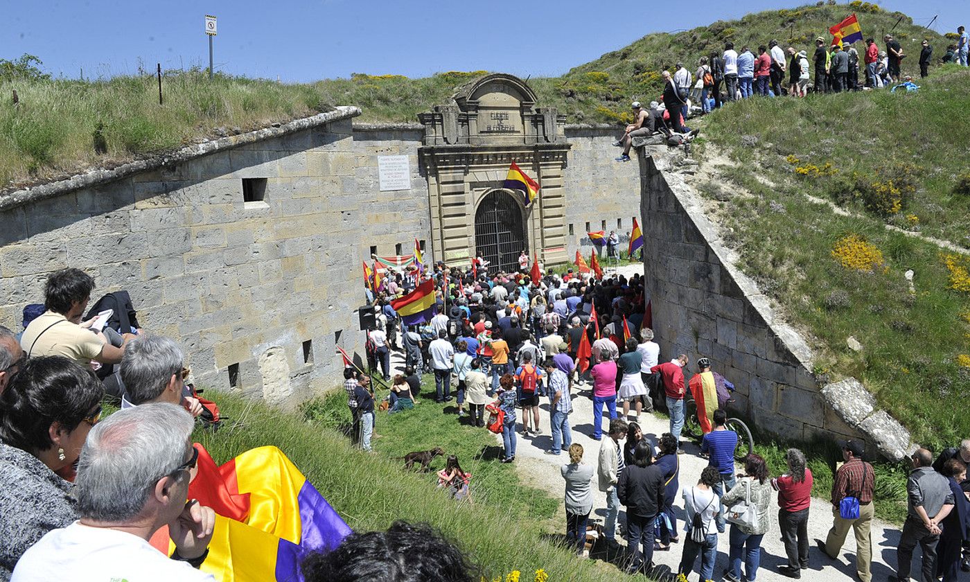 Ezkabako gotorlekuan 2014an eginiko omenaldia. IDOIA ZABALETA / FOKU.
