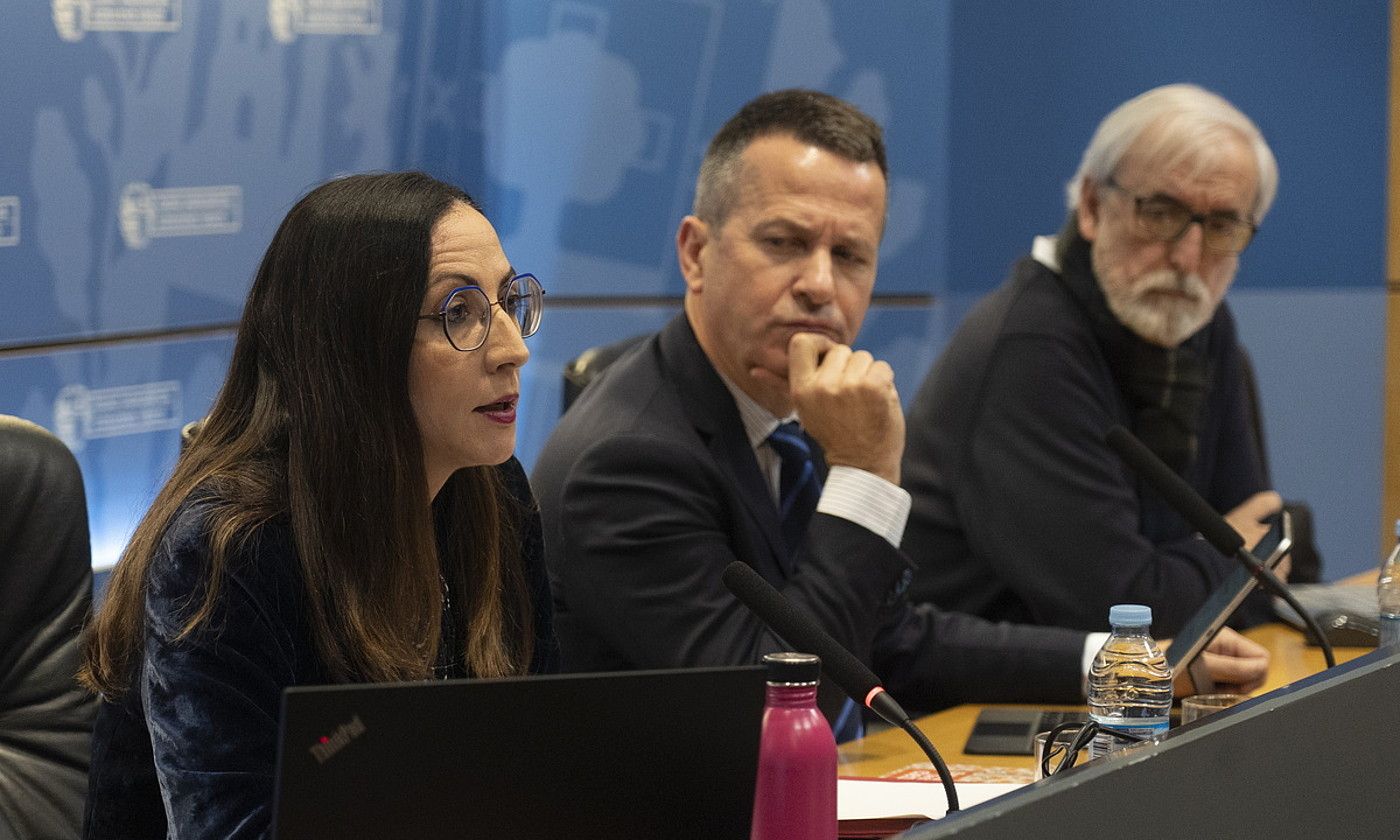 Begoña Pedrosa, Jokin Bildarratz eta Eduardo Ubieta, atzoko agerraldian. MONIKA DEL VALLE / FOKU. Begoña Pedrosa, Jokin Bildarratz eta Eduardo Ubieta, atzoko agerraldian. MONIKA DEL VALLE / FOKU.