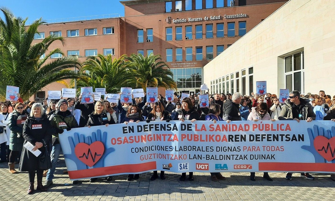 Osasunbideko gehiengo sindikalak asteazkenerako deitua duen greban parte hartzeko deia ozendu zuten atzo, elkarretaratzeetan. LAB. Osasunbideko gehiengo sindikalak asteazkenerako deitua duen greban parte hartzeko deia ozendu zuten atzo, elkarretaratzeetan. LAB.
