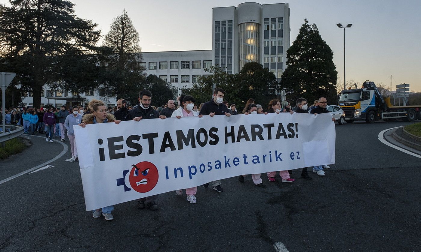 Langileak atzo manifestazioan, Donostian. JON URBE / FOKU.