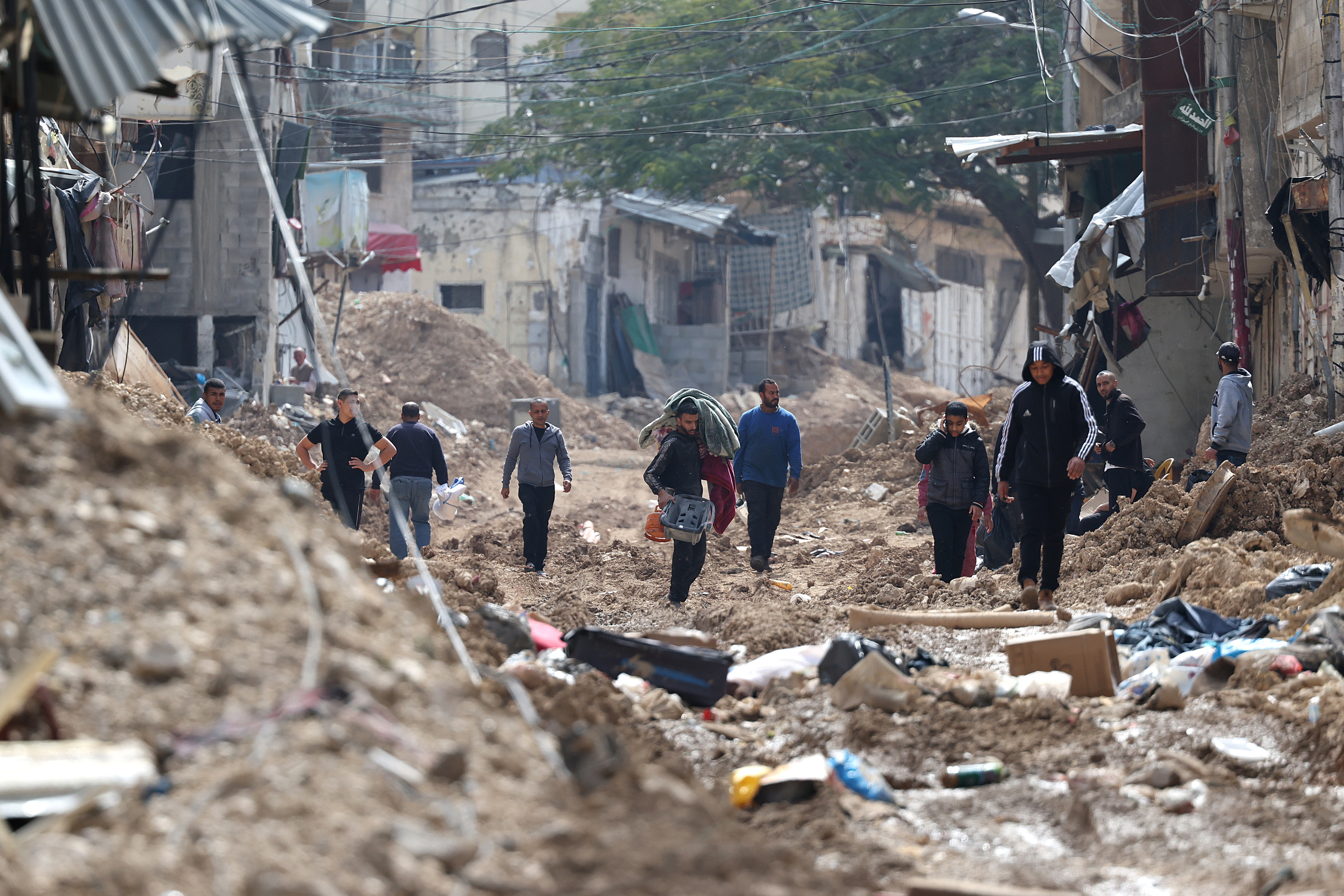 Hainbat palestinar kalean, Israelgo armadaren eraso baten ondoren, martxoan, Tulkaremen. ALAA BADARNEH / EFE