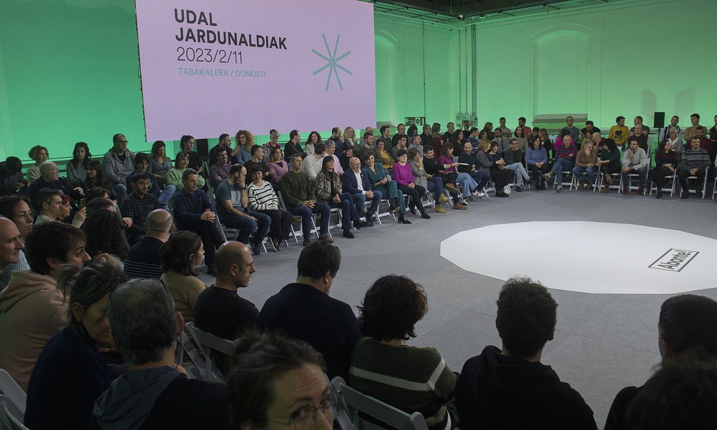 EH Bilduko udal ordezkariak, Donostian egindako ekitaldian, atzo. JON URBE / FOKU. EH Bilduko udal ordezkariak, Donostian egindako ekitaldian, atzo. JON URBE / FOKU.