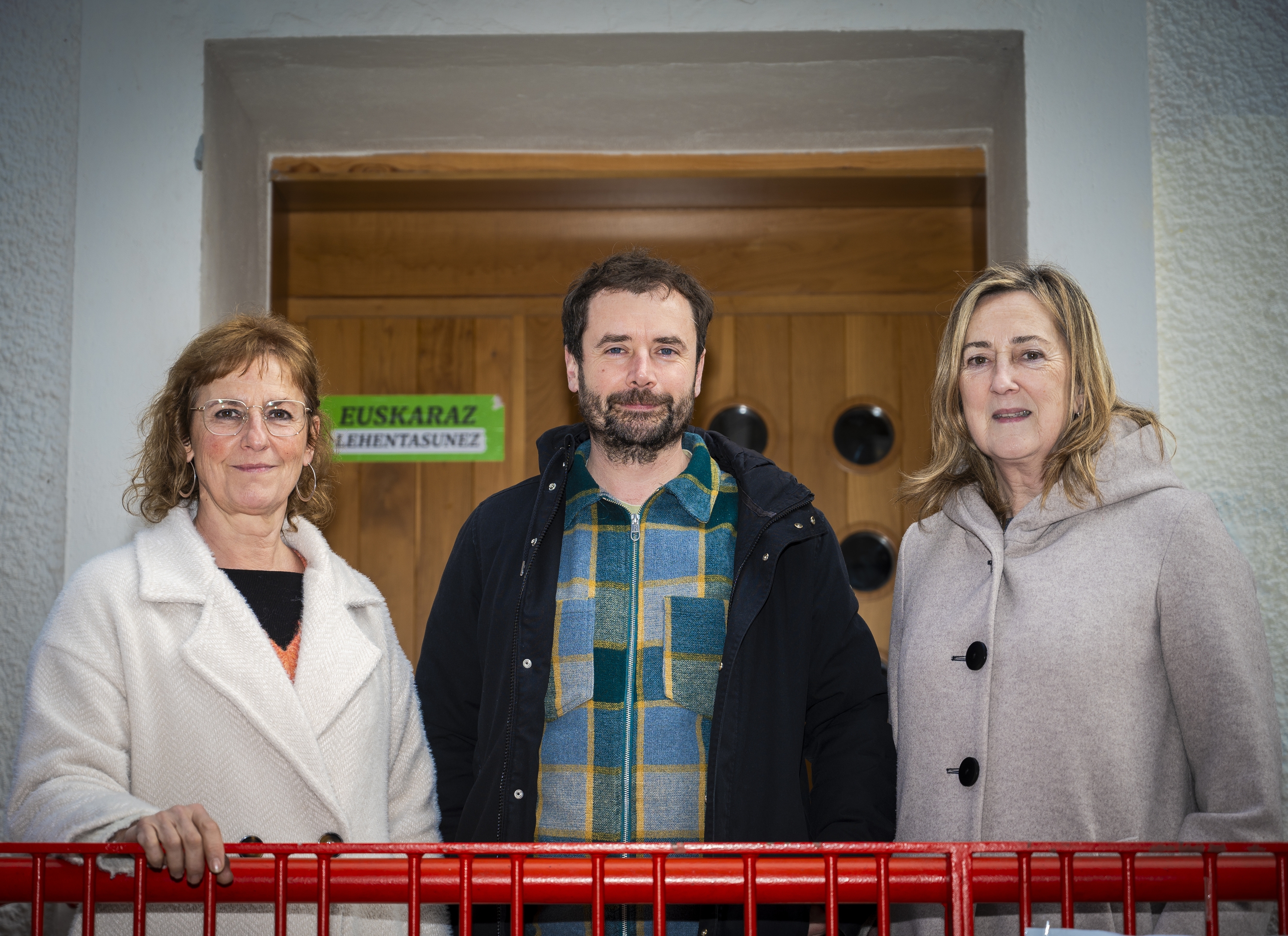 Jasone Mendizabal, Mikel Ozaita eta Garbiñe Mendizabal, Badalabeko atarian. GORKA RUBIO / FOKU