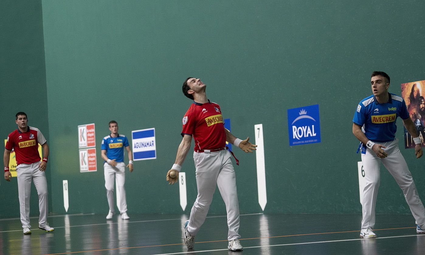 Jokin Altuna pilota jotzen, inguruan Jon Ander Peña, Xabi Tolosa eta Jon Mariezkurrena dituela. IÑIGO URIZ / FOKU.