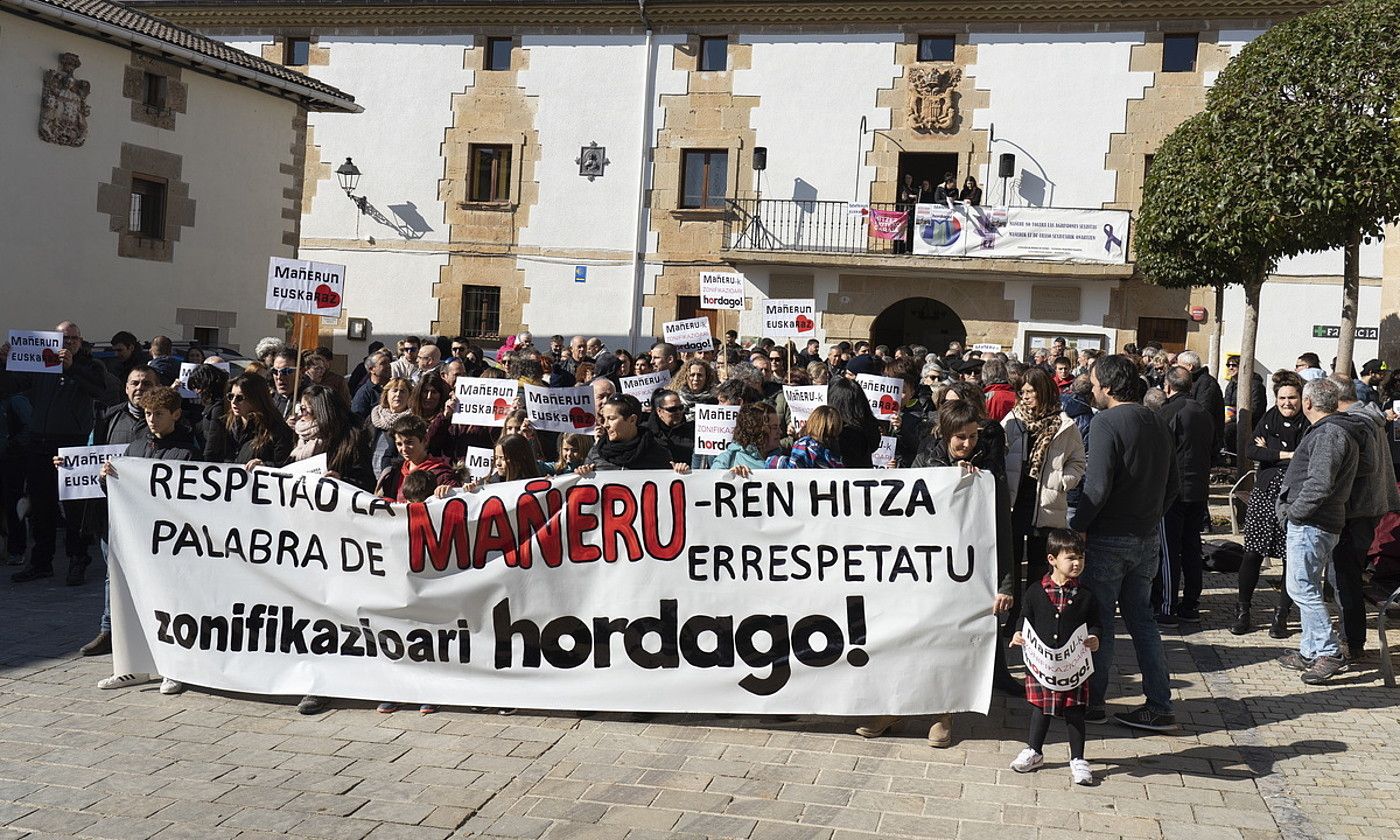 Euskararen zonifikazioaren kontrako elkarretaratzea, atzo, Mañerun. IÑIGO URIZ / FOKU.