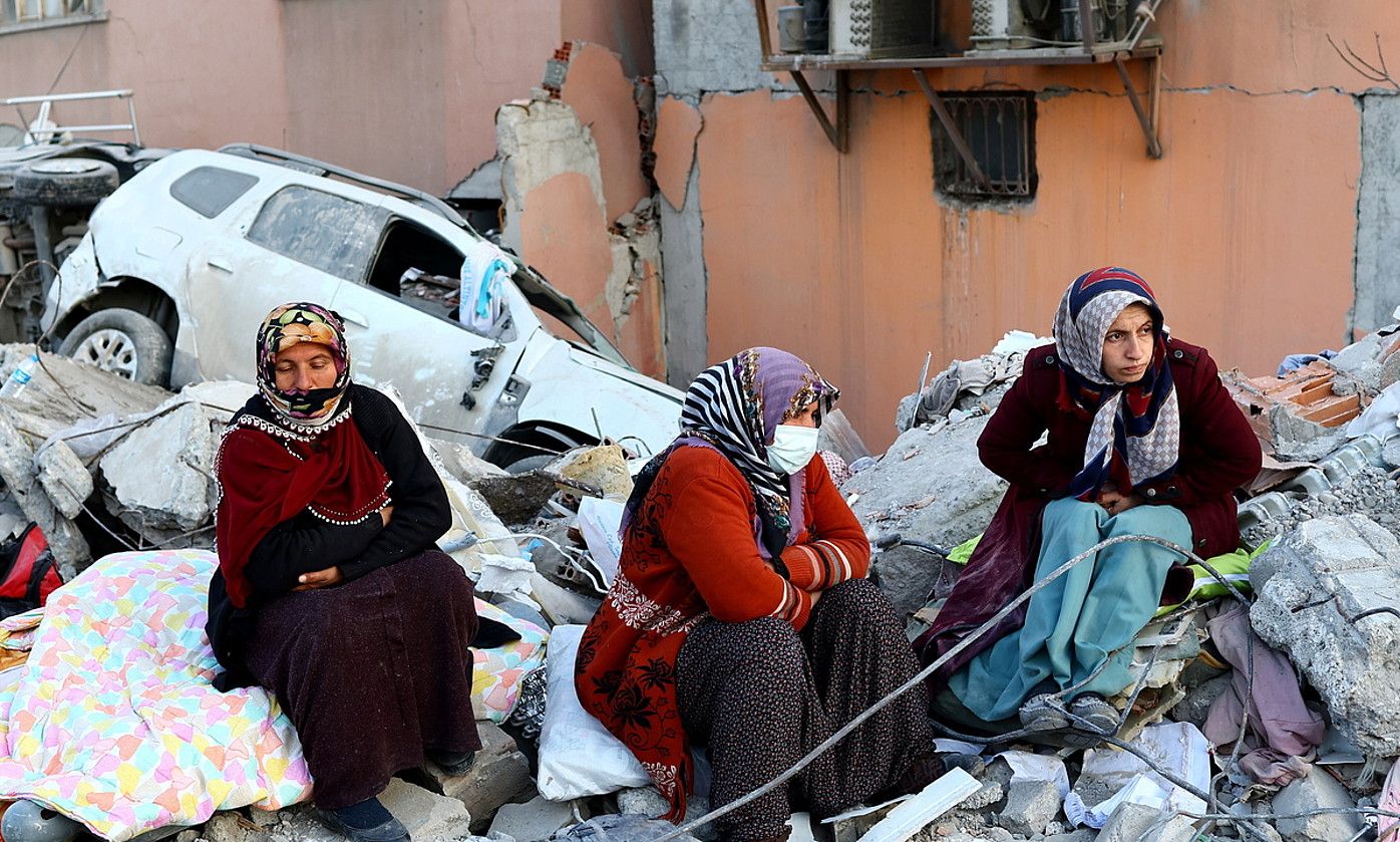 Hiru emakume senideen berri jaso zain, Adiyamanen. SEDAT SUNA / EFE.