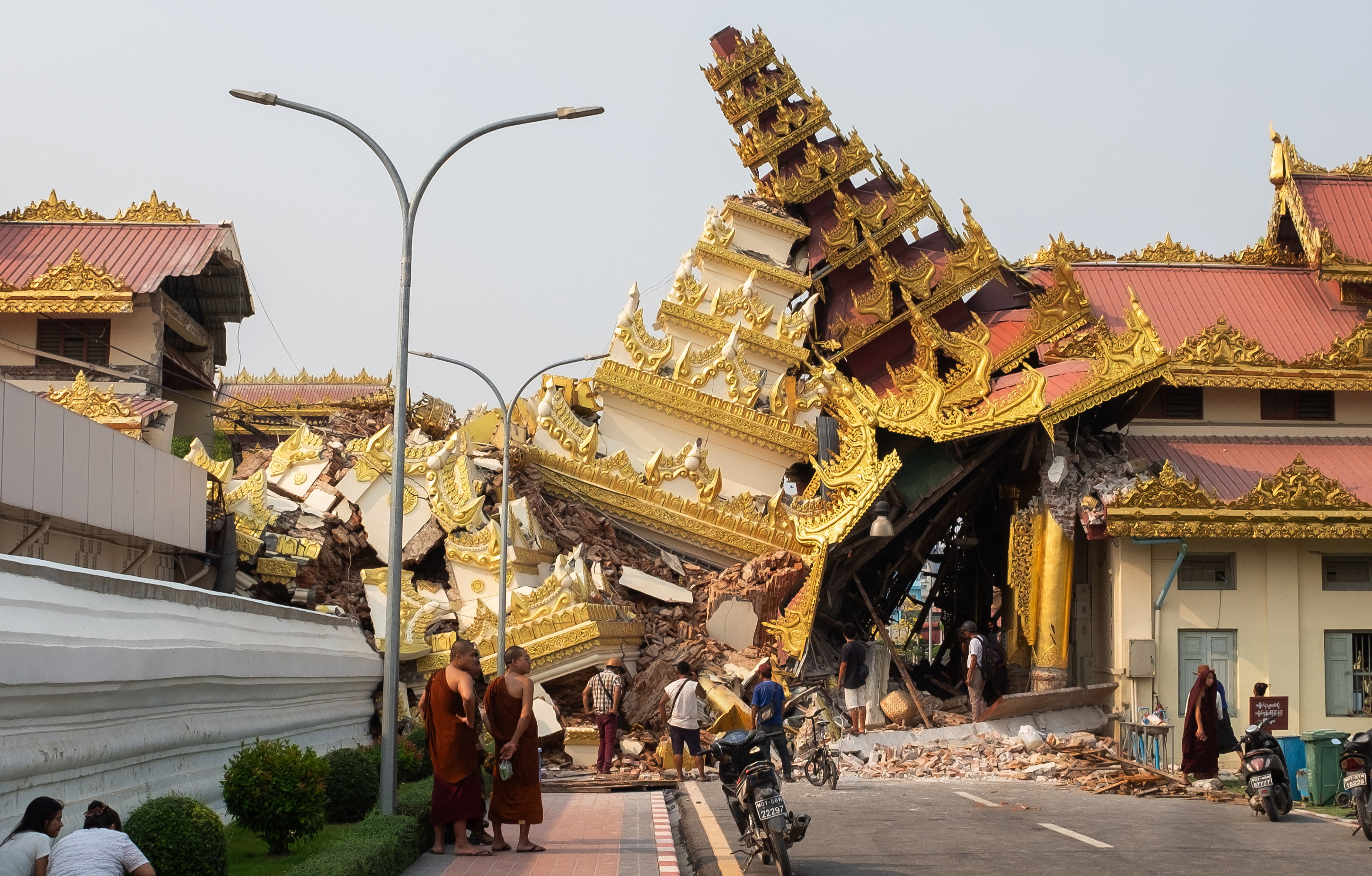 Tenplu bat lurrikararen ondorioz behera erorita, gaur, Myanmarko Mandalay hirian. EFE