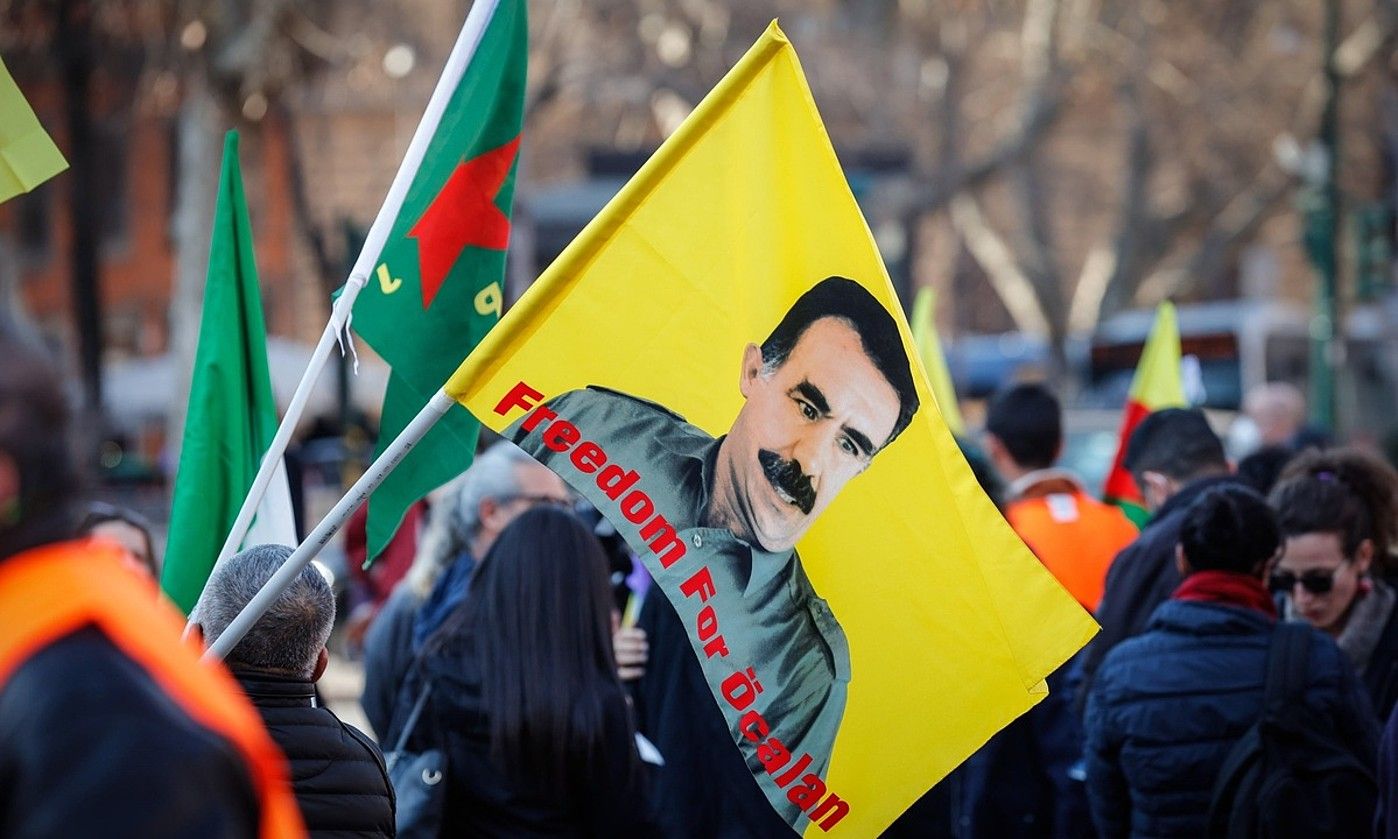 Abdullah Ocalan aske utz zezatela eskatzeko iaz Erroman egindako protesta bat. GIUSEPPE LAMI / EFE. Abdullah Ocalan aske utz zezatela eskatzeko iaz Erroman egindako protesta bat. GIUSEPPE LAMI / EFE.