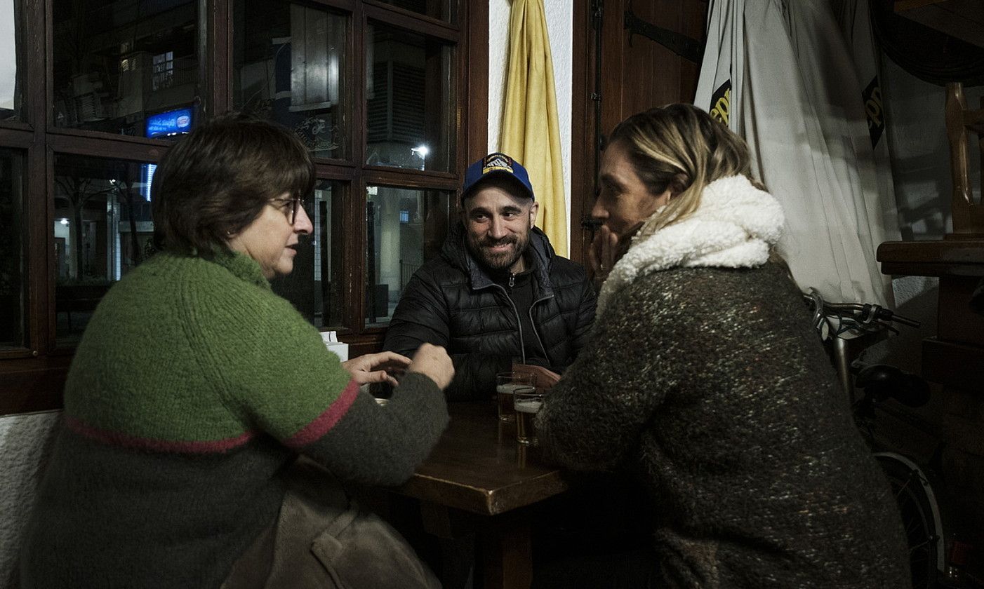 Tere Beloki bidelaguna, Gaizka Azkona bidegilea eta Aitziber Gurutzeaga Bagerako kidea, Donostiako Esparru tabernan. JON URBE / FOKU.