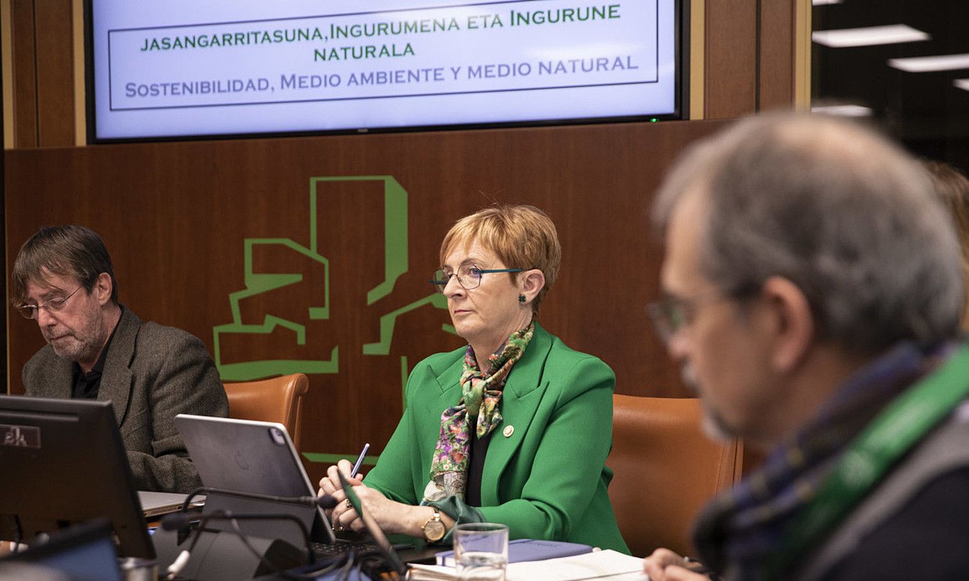 Arantxa Tapia Eusko Jaurlaritzaren Ingurumen sailburua, atzo, legebiltzarrean. EUSKO LEGEBILTZARRA. Arantxa Tapia Eusko Jaurlaritzaren Ingurumen sailburua, atzo, legebiltzarrean. EUSKO LEGEBILTZARRA.