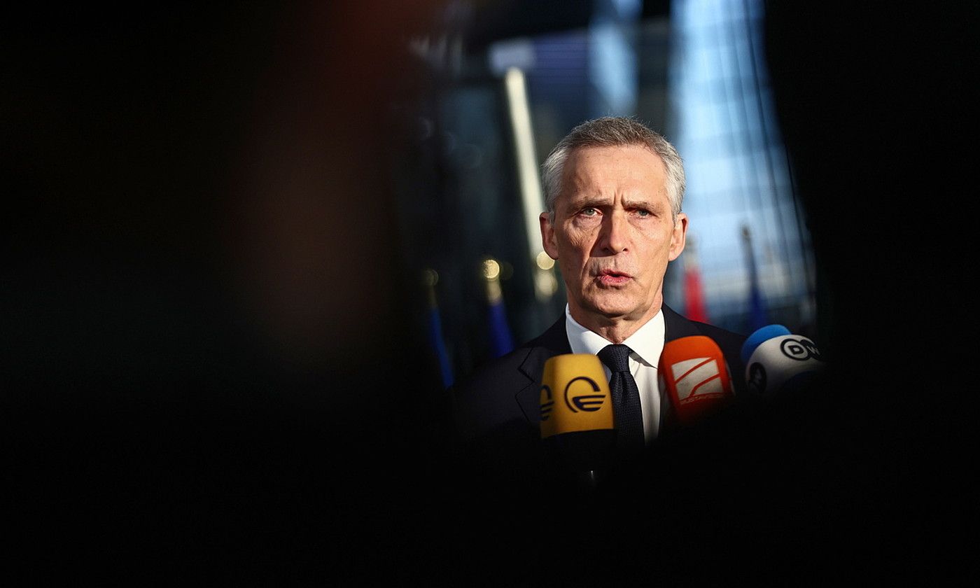 Jens Stoltenberg NATOko idazkari nagusia, atzo, Bruselan, hedabideen aurrean hitz egiten. STEPHANIE LECOCQ / EFE.