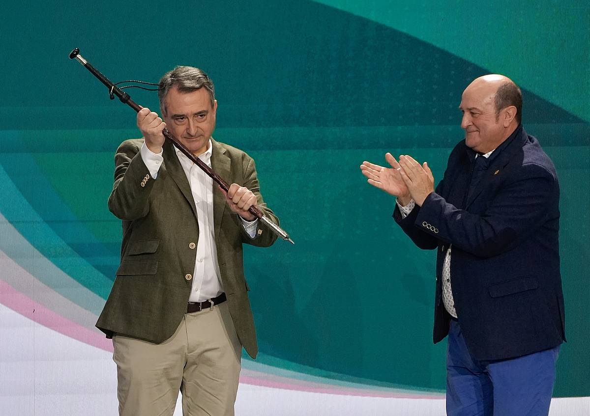 Aitor Esteban Andoni Ortuzarrek emandako aginte makilarekin, gaur, Donostian. ANDONI CANELLADA / FOKU